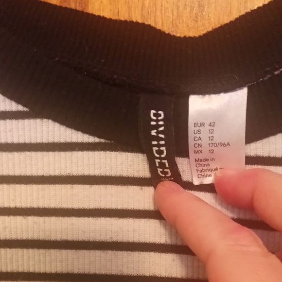 🆓 With $25 Dollar Purchase! Divided (H&M) dress - Picture 2 of 4